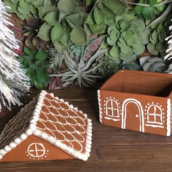 Pottery Barn Whimsical Lidded Holiday Gingerbread House Stoneware Cookie Jar BN - Picture 10 of 16